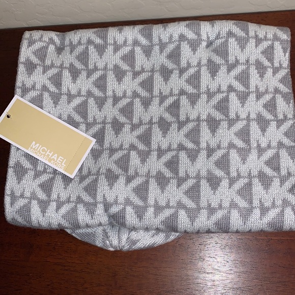 MICHAEL KORS BRAND NEW WITH TAGS SPARKLE LOGO MATCHING HAT & SCARF SET - Picture 4 of 8